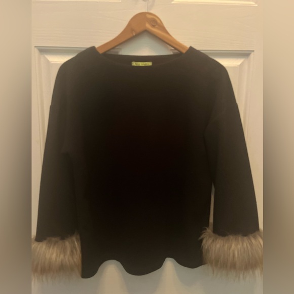 PRE-OWNED LILY LONDON WOMEN'S BLACK KNIT TOP WITH FAUX FUR CUFFS- SMALL - Picture 2 of 5